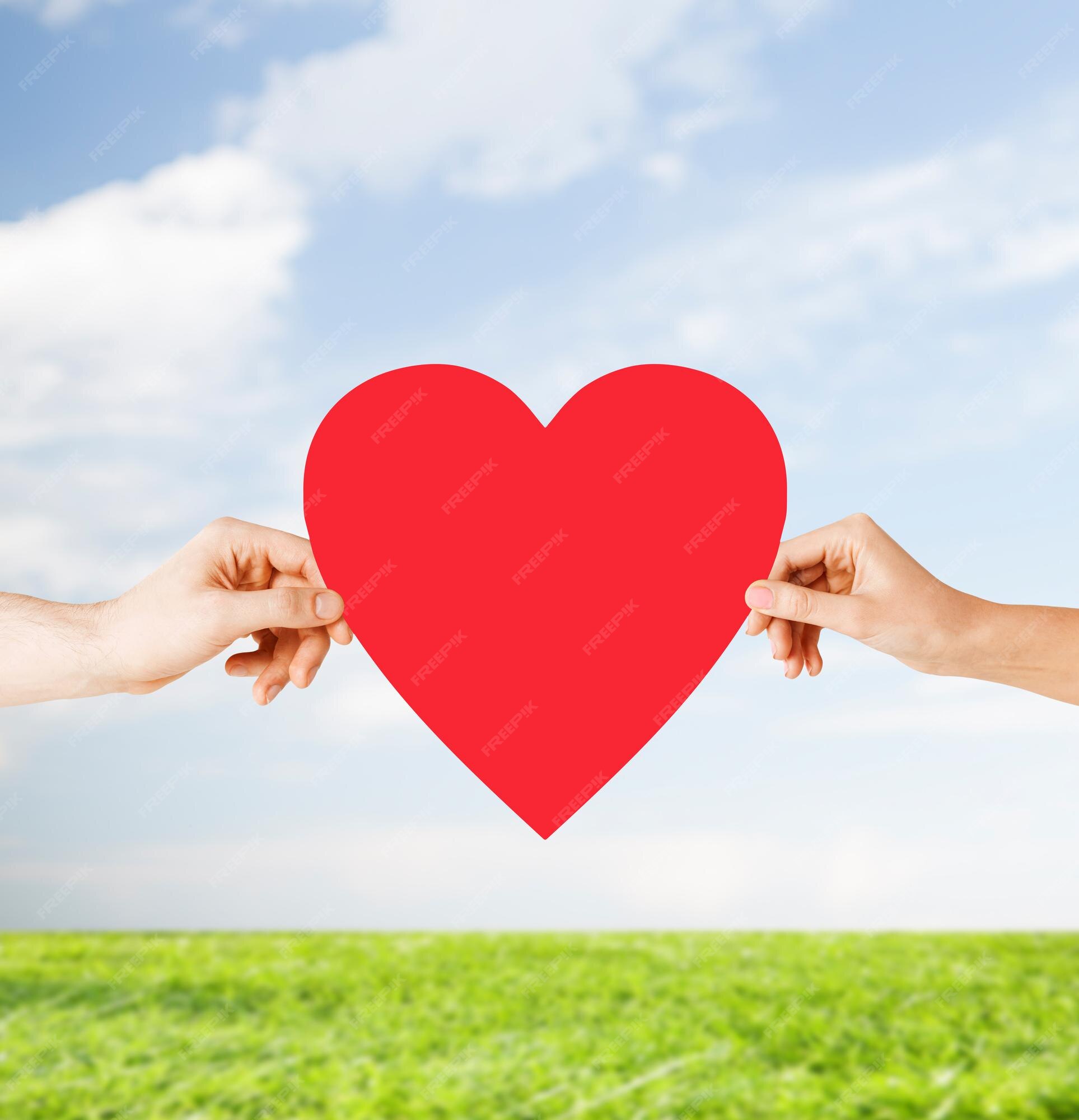 Concept De Sante D Amour Et De Relations Gros Plan Sur Des Mains De Couple Avec Un Grand Coeur Rouge Photo Premium Concept De Sante D Amour Et De Relations Gros Plan Sur Des Mains De Couple Avec Un Grand Coeur Rouge Photo Premium