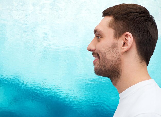 concept de santé et de beauté - portrait d'un jeune bel homme souriant