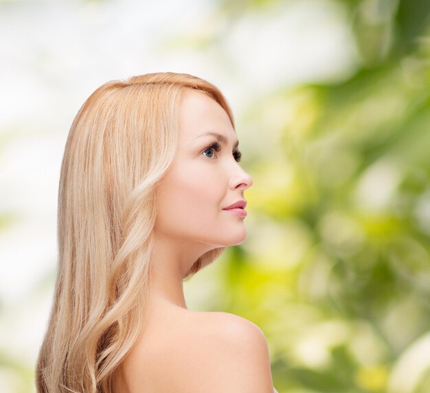 concept de santé et de beauté - visage et épaules d'une femme heureuse aux cheveux longs