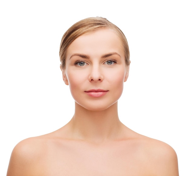 concept de santé et de beauté - visage propre d'une belle jeune femme