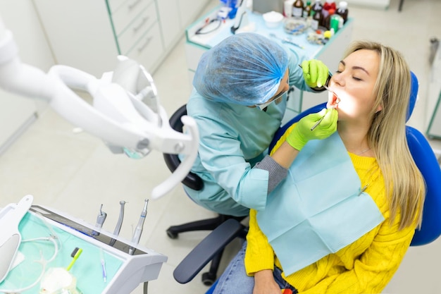 Concept de santé dentaire bouche féminine sur traitement dans une clinique dentaire