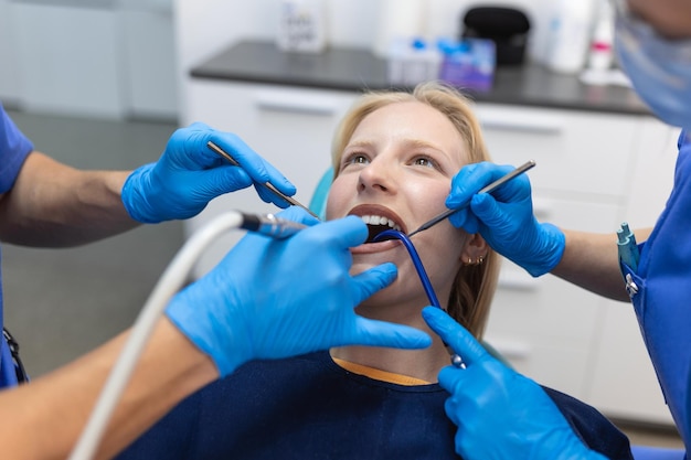 Concept de santé des dents Photo recadrée de la bouche d'une femme souriante sous traitement à la clinique dentaire