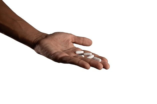Concept de santé mentale isolé d'un homme noir tenant des pilules à la main