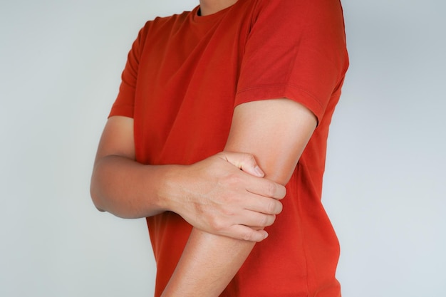 Concept de santé personne avec douleur au coude homme tenant la main sur le coude avec douleur arthrite osseuse