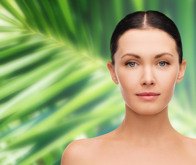 concept de santé, spa et beauté - visage propre de la belle jeune femme