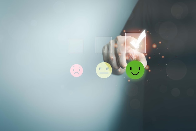 Concept de satisfaction client choisissez la note sur l'icône du visage souriant donnant le score le plus élevé