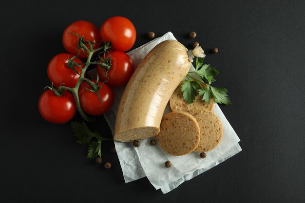 Concept de saucisse de foie de nourriture savoureuse sur fond noir