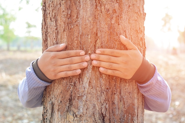 Concept de sauver le monde Les gens étreignent les arbres