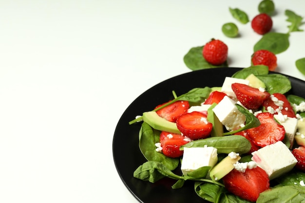 Concept de savoureuse salade de salade avec un espace aux fraises pour le texte