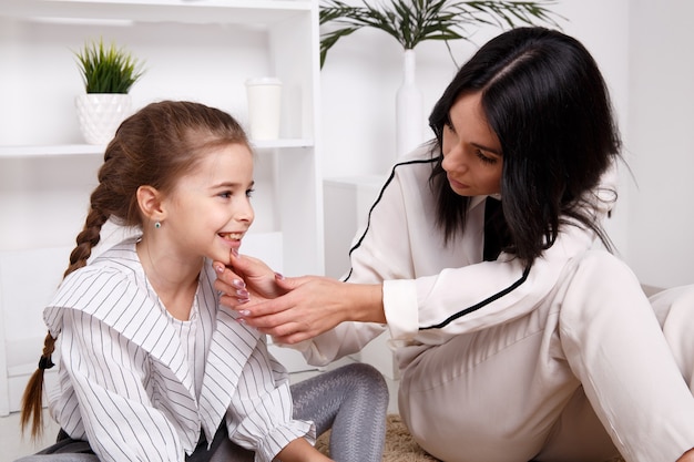 Concept de séance de thérapeute. Psychologue féminine travaillant avec un petit enfant mignon.