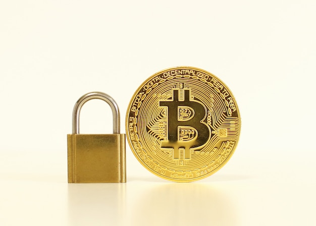 Concept De Sécurité Bitcoin. Pièce D'or Avec Cadenas