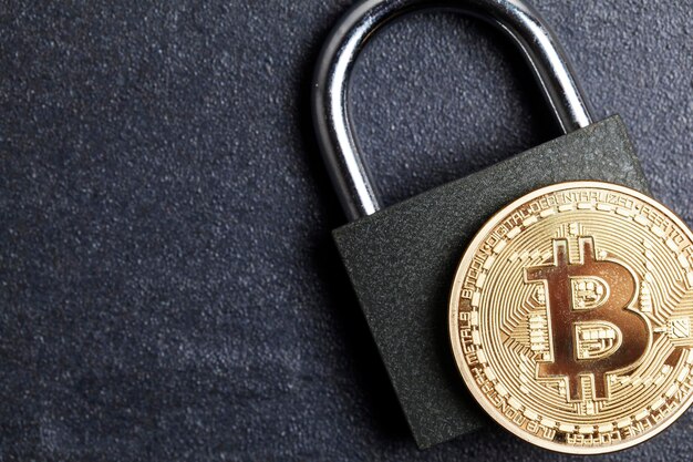 Concept de sécurité Bitcoin Pièce d'or avec cadenas