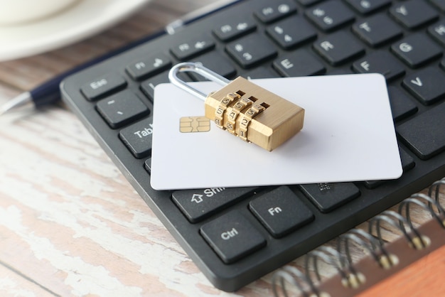 Concept de sécurité Internet avec cadenas et carte de crédit sur le clavier de l'ordinateur