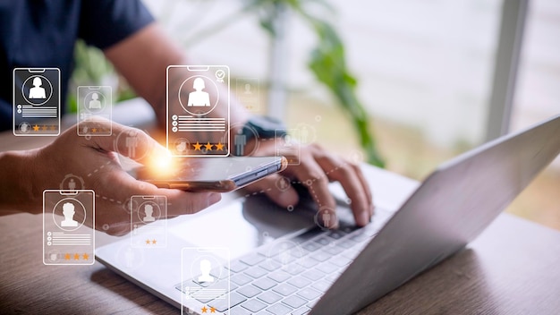 Concept de service de recherche de spécialistes de l'application de recrutement en ligne avec cartes virtuelles avec notation