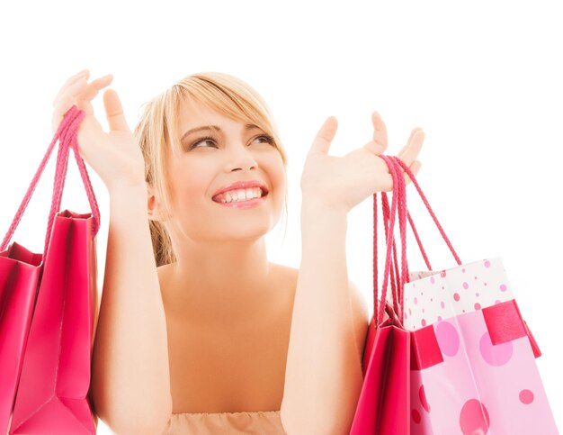 Photo concept de shopping et de vente - femme heureuse avec de nombreux sacs à provisions