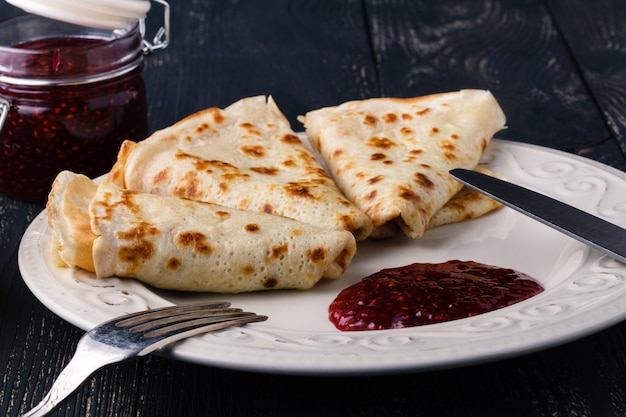 Concept de Shrovetide, crêpe à la confiture de petits fruits