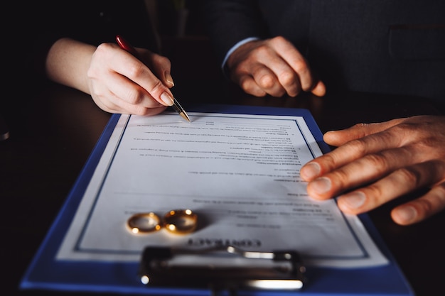 Concept de signe de contrat de mariage. Homme et femme signant des documents.