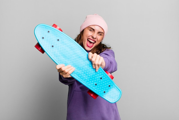 Concept de skateboard jolie jeune femme hispanique