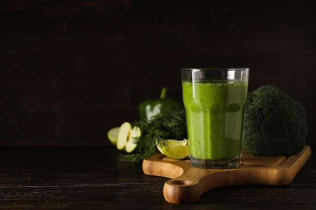 Concept de smoothie détox vert d'une alimentation saine et d'un mode de vie sain