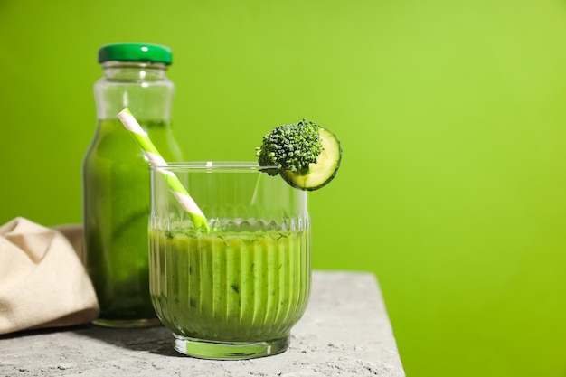 Concept de smoothie détox vert d'une alimentation saine et d'un mode de vie sain