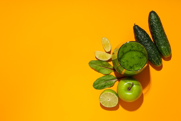 Concept de smoothie détox vert d'une alimentation saine et d'un mode de vie sain