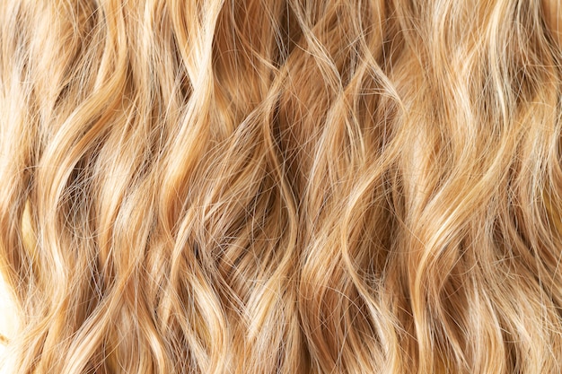 Concept de soin ou d'extension de coupe de cheveux ondulés blonds de texture