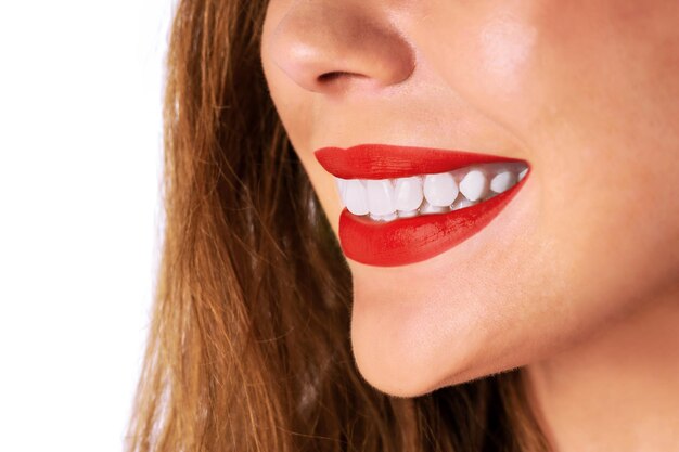 Concept de soins dentaires et de blanchiment des dents femme souriante et montrant ses dents saines en gros plan