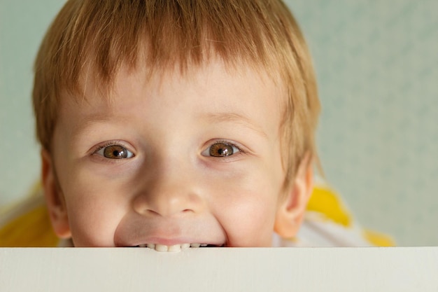 Concept de soins dentaires dentisterie pédiatrique l'enfant grignote sur la table