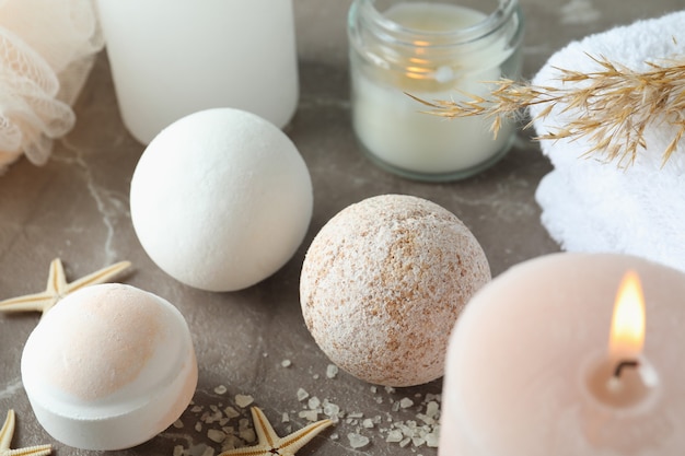 Concept de soins du corps avec des boules de bain, gros plan