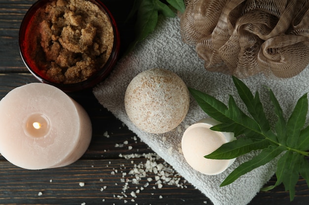 Photo concept de soins du corps avec boules de bain sur table en bois