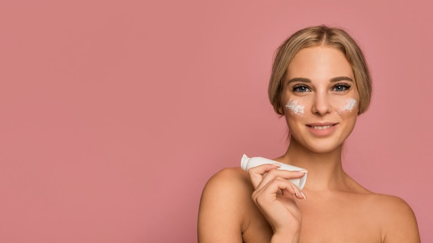 Photo concept de soins de la peau avec belle femme