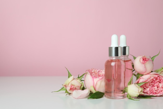 Concept de soins de la peau à l'huile essentielle de rose sur rose