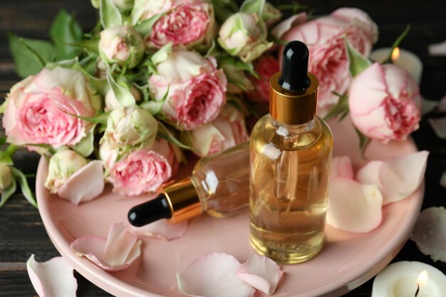 Concept de soins de la peau à l'huile essentielle de rose