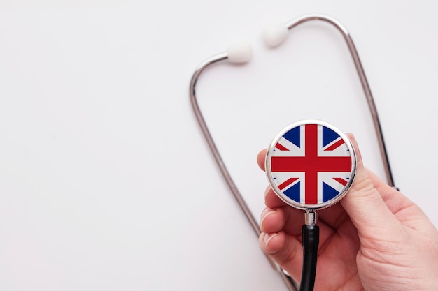 Concept de soins de santé au Royaume-Uni médecin tenant un stéthoscope médical