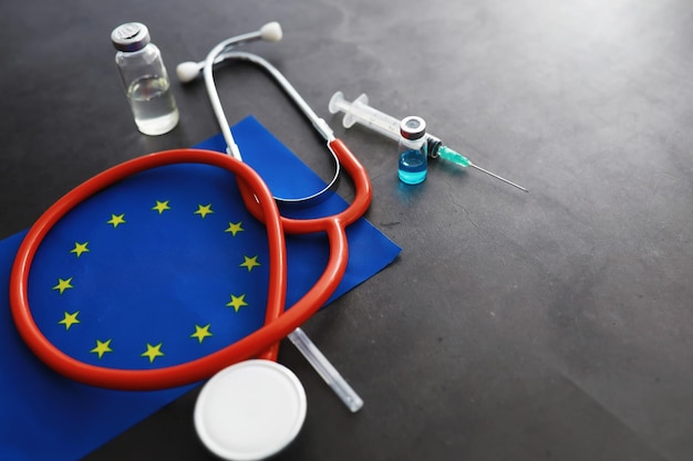 Concept de soins de santé Drapeau de l'UE et stéthoscope sur fond gris Vaccination et épidémie