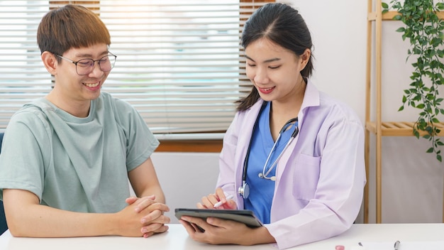 Concept de soins de santé Une femme médecin donne des conseils et écrit une ordonnance au patient en clinique