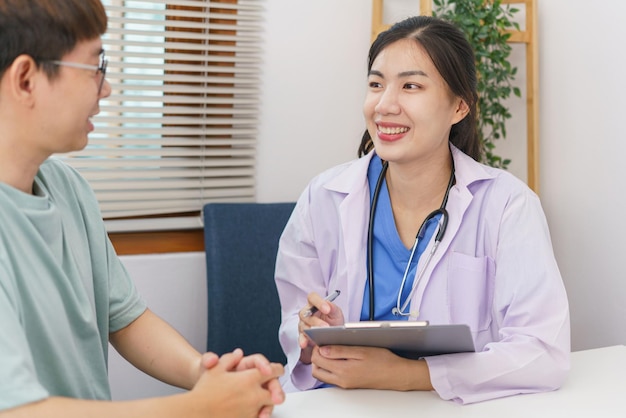 Concept de soins de santé Une femme médecin donne des conseils et écrit une ordonnance au patient en clinique