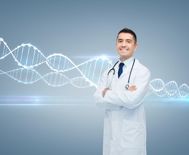 concept de soins de santé, de génétique, de personnes et de médecine - médecin de sexe masculin souriant en manteau blanc et formule de molécule d'adn sur fond gris