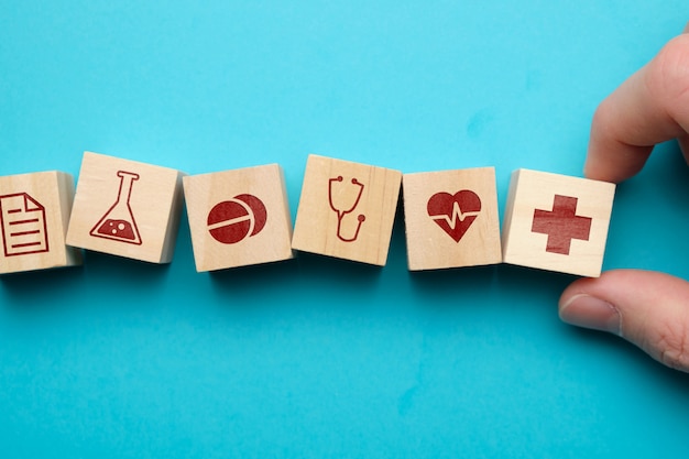 Photo concept de soins de santé avec des icônes sur des blocs de bois.