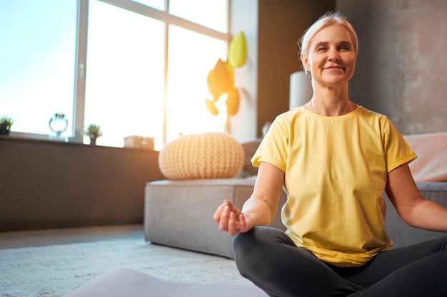 Le concept de soins de santé et de loisirs sportifs Portrait d'une femme âgée souriante pratiquant le yoga Espace de copie