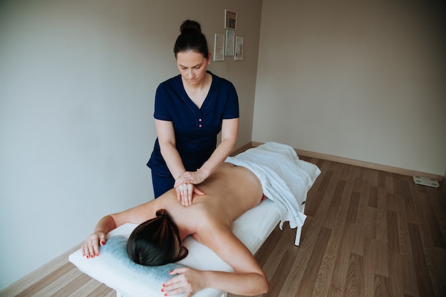 Concept de soins de santé Massothérapeute faisant un massage