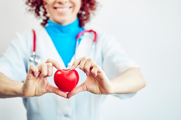 Concept de soins de santé, médecin avec un cœur dans les mains dans un hôpital.