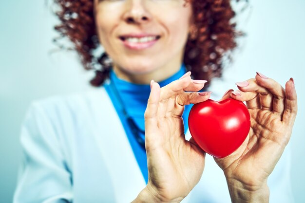 Concept De Soins De Santé, Médecin Avec Un Cœur Dans Les Mains Dans Un Hôpital.