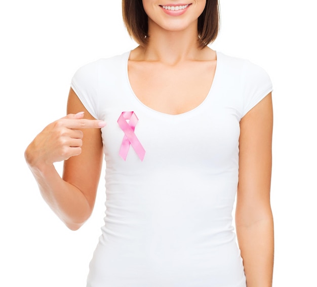 Photo concept de soins de santé, de médecine et de cancer du sein - femme en t-shirt vierge avec ruban rose contre le cancer