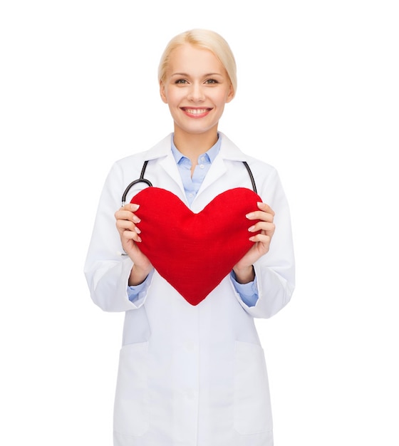 concept de soins de santé et de médecine - femme médecin souriante avec coeur et stéthoscope