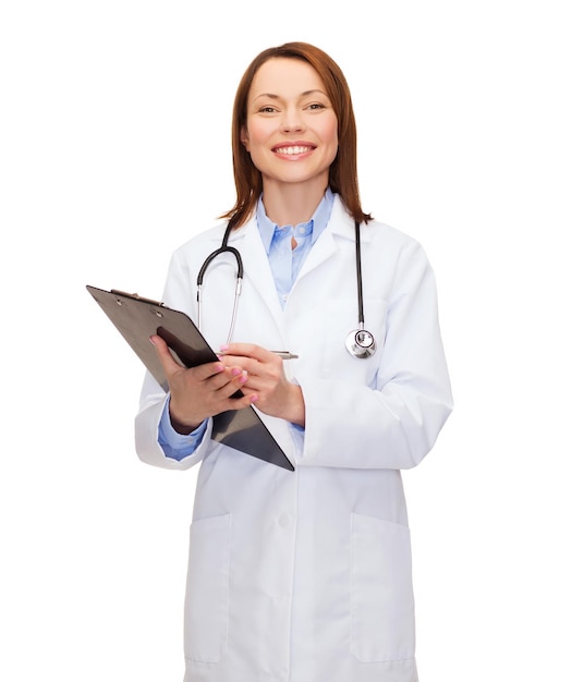 concept de soins de santé et de médecine - femme médecin souriante avec presse-papiers et stéthoscope