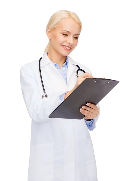 concept de soins de santé et de médecine - femme médecin souriante avec stéthoscope et presse-papiers