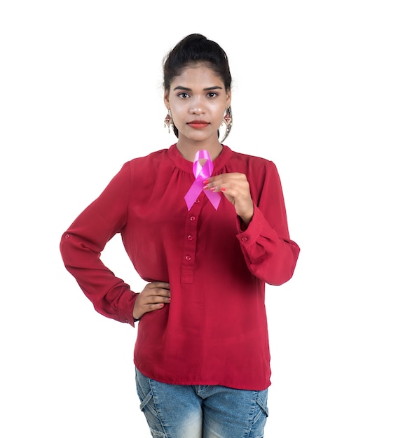 Concept de soins de santé et de médecine - mains de jeune femme tenant un ruban de sensibilisation au cancer du sein rose