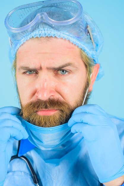 Concept de soins de santé et de médecine médecin de sexe masculin en masque stérile travailleur hospitalier portrait de sérieux