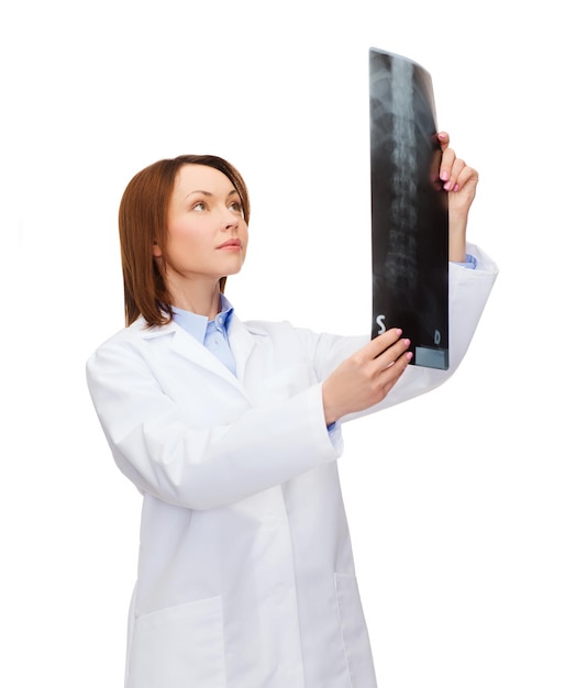 concept de soins de santé, de médecine et de radiologie - femme médecin sérieuse regardant la radiographie